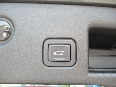 Certified 2018 Chevrolet Equinox Premier FWD image 33