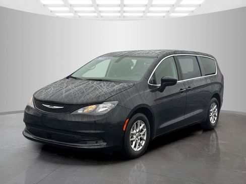 Used 2022 Chrysler Voyager LX image 3