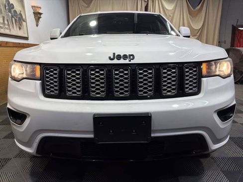 Used 2017 Jeep Grand Cherokee Altitude image 3