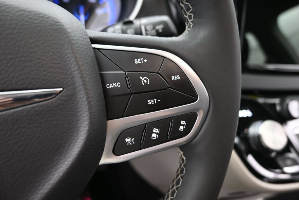 Used 2024 Chrysler Pacifica Touring-L FWD image 36