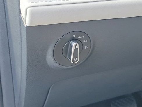 Certified 2025 Volkswagen Taos SE FWD image 18