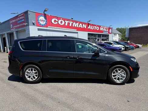 Used 2022 Chrysler Pacifica Touring-L FWD image 4