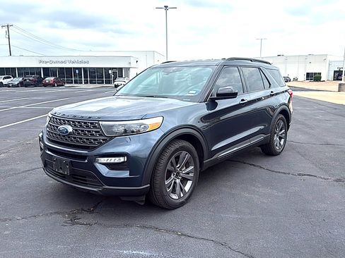 Used 2023 Ford Explorer XLT w/ Equipment Group 202A RWD image 2
