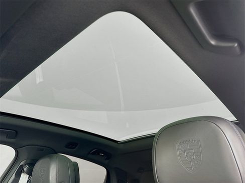 Used 2022 Porsche Cayenne Platinum Edition image 23