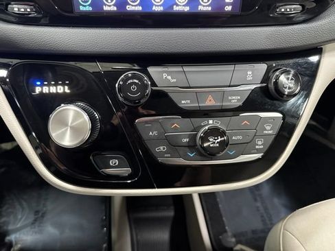 Used 2018 Chrysler Pacifica Touring Plus FWD image 21