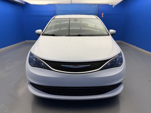 Used 2017 Chrysler Pacifica Touring FWD image 3