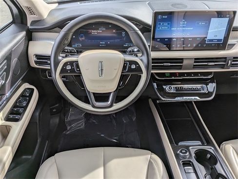 Used 2025 Lincoln Corsair Premiere image 28