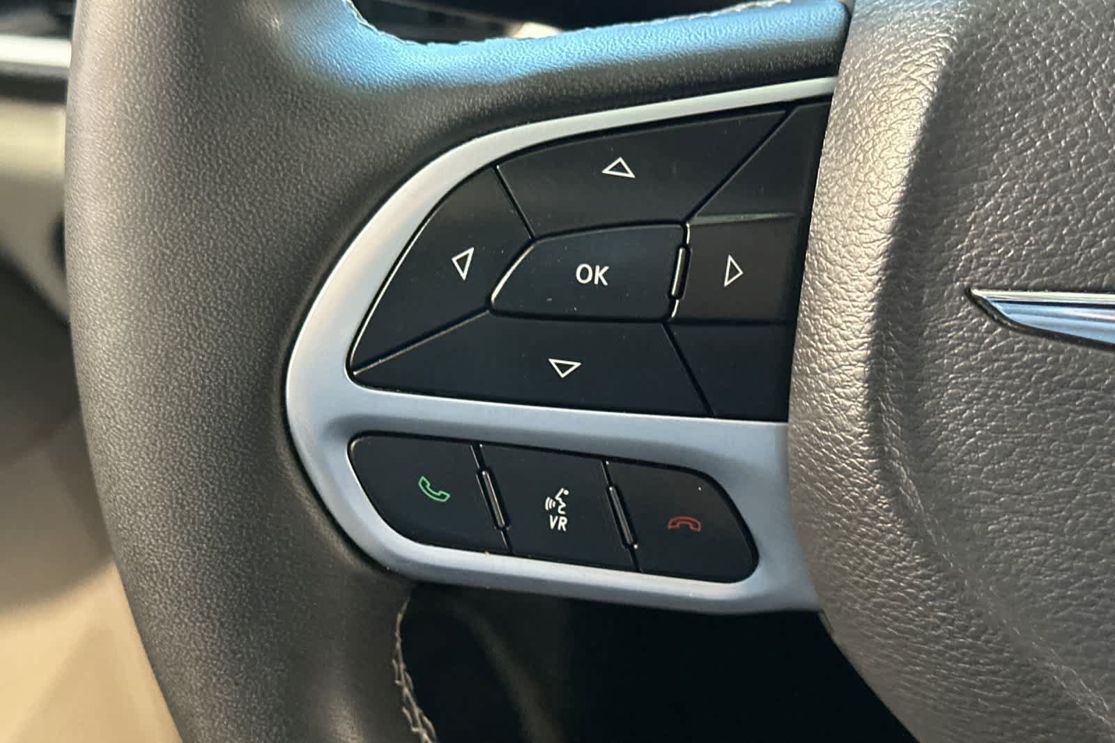 Used 2023 Chrysler Pacifica Touring-L FWD image 43