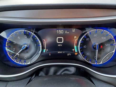 Used 2023 Chrysler Pacifica Touring-L image 17