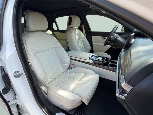 Certified 2024 BMW 760i xDrive w/ Executive Package image 19