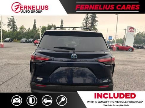 Used 2022 Toyota Sienna XLE w/ XLE Plus Package AWD/4WD image 3