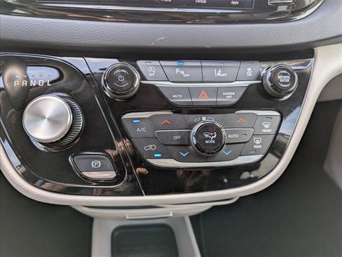 Used 2024 Chrysler Pacifica Touring-L FWD image 18