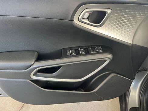 Used 2025 Kia Soul LX w/ LX Technology Package FWD image 18