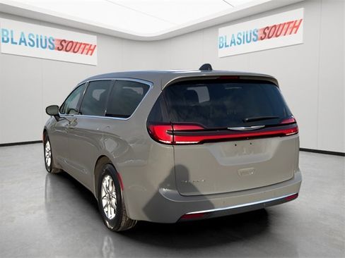 Used 2023 Chrysler Pacifica Touring-L image 5