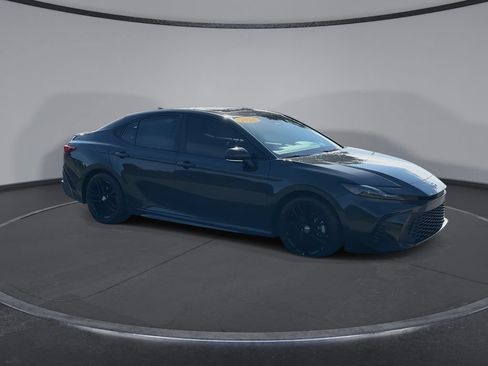 Used 2025 Toyota Camry SE w/ Convenience Package FWD image 2
