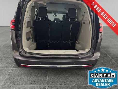 Used 2023 Chrysler Pacifica Touring-L image 14