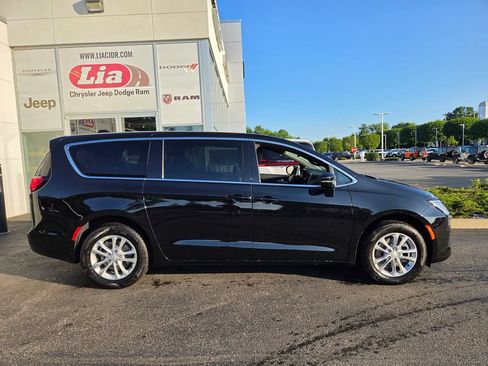 New 2027 Chrysler Pacifica Select AWD/4WD image 2