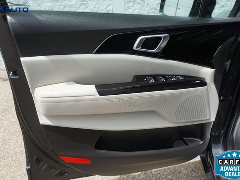 Used 2023 Kia Carnival EX FWD image 28