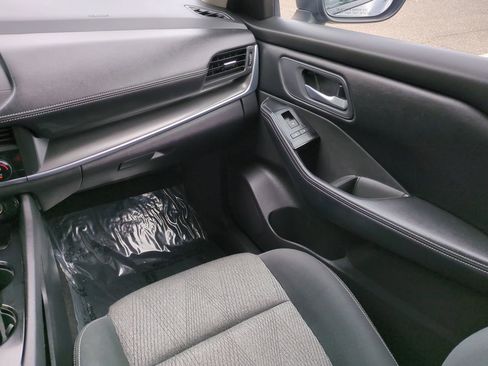 Used 2025 Nissan Rogue SV FWD image 17