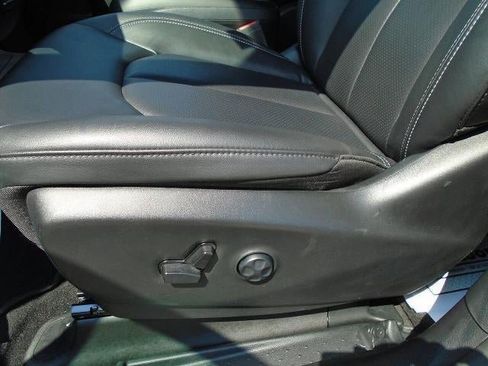 Used 2025 Chrysler Pacifica Select FWD image 17