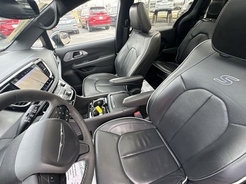 Used 2025 Chrysler Pacifica Limited image 22