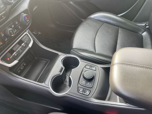 Used 2024 GMC Terrain SLT image 44