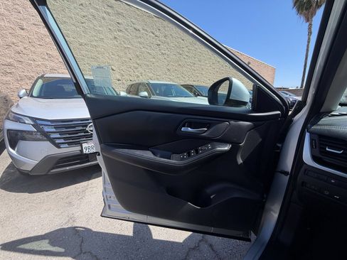 Used 2025 Nissan Rogue SV FWD image 18