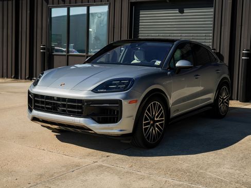 Used 2026 Porsche Cayenne GTS image 8