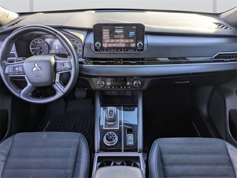Used 2022 Mitsubishi Outlander SE image 16