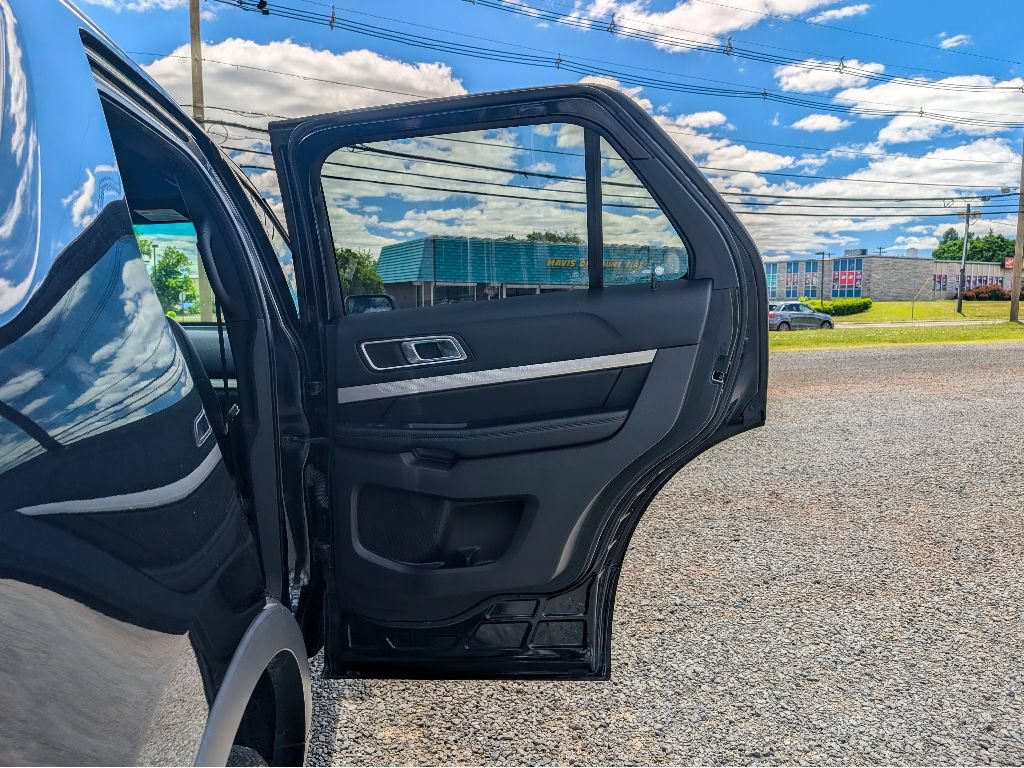 Used 2017 Ford Explorer XLT w/ Equipment Group 202A AWD/4WD image 12