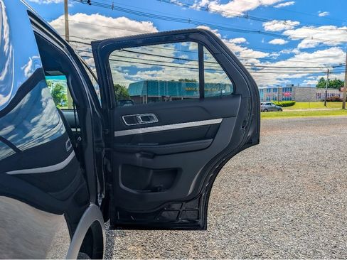 Used 2017 Ford Explorer XLT w/ Equipment Group 202A AWD/4WD image 12
