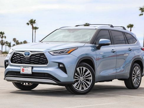 Certified 2021 Toyota Highlander Platinum FWD image 1