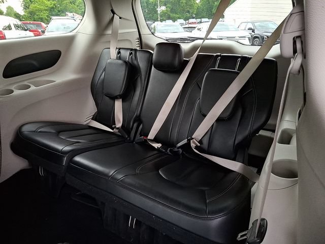 Used 2023 Chrysler Pacifica Touring-L FWD image 11