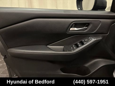 Used 2024 Nissan Rogue SV AWD/4WD image 12
