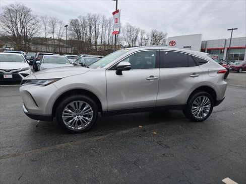 Certified 2023 Toyota Venza XLE image 3