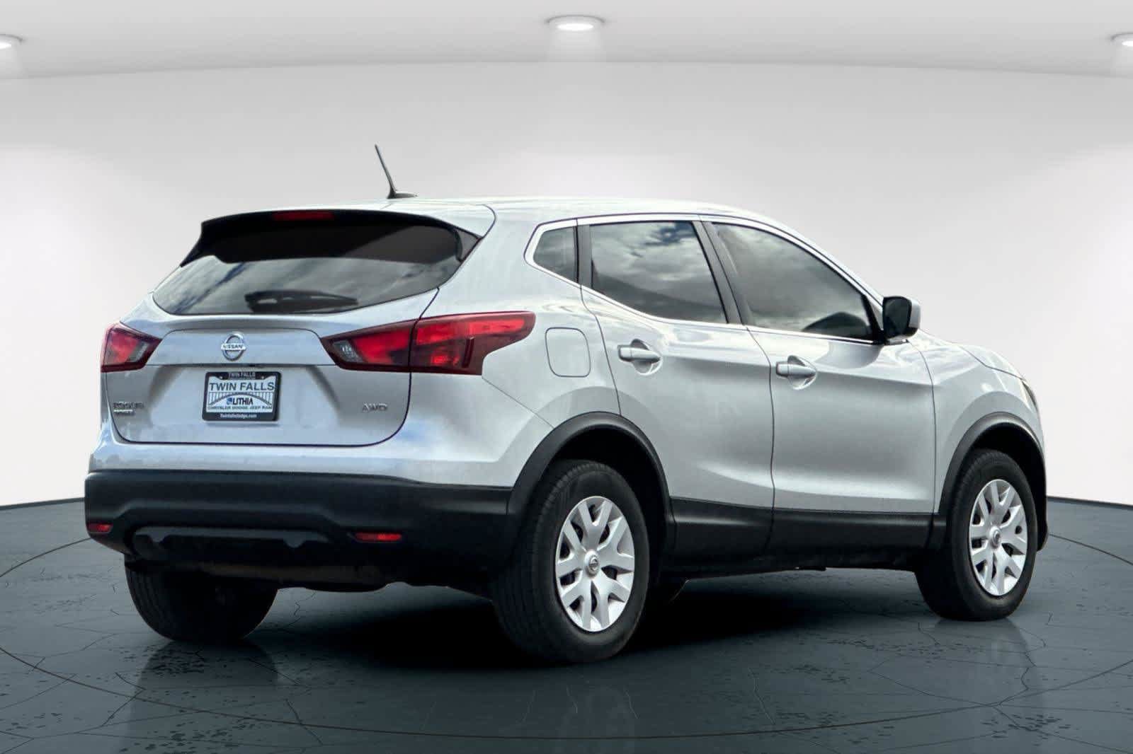 Used 2018 Nissan Rogue Sport S AWD/4WD image 2
