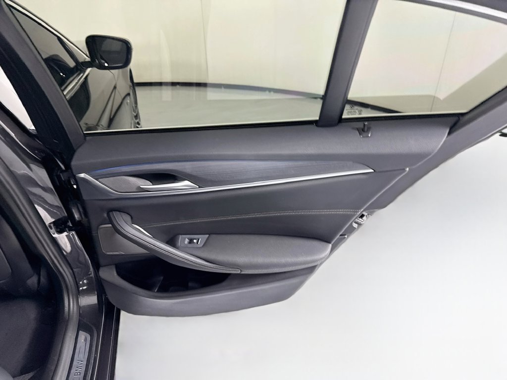 Used 2022 BMW 530e RWD image 28