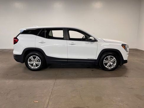 Used 2024 GMC Terrain SLE image 2