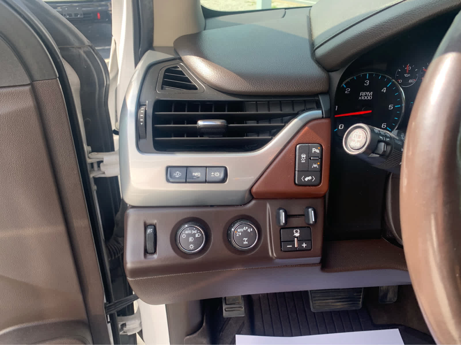 Used 2018 Chevrolet Suburban Premier AWD/4WD image 15
