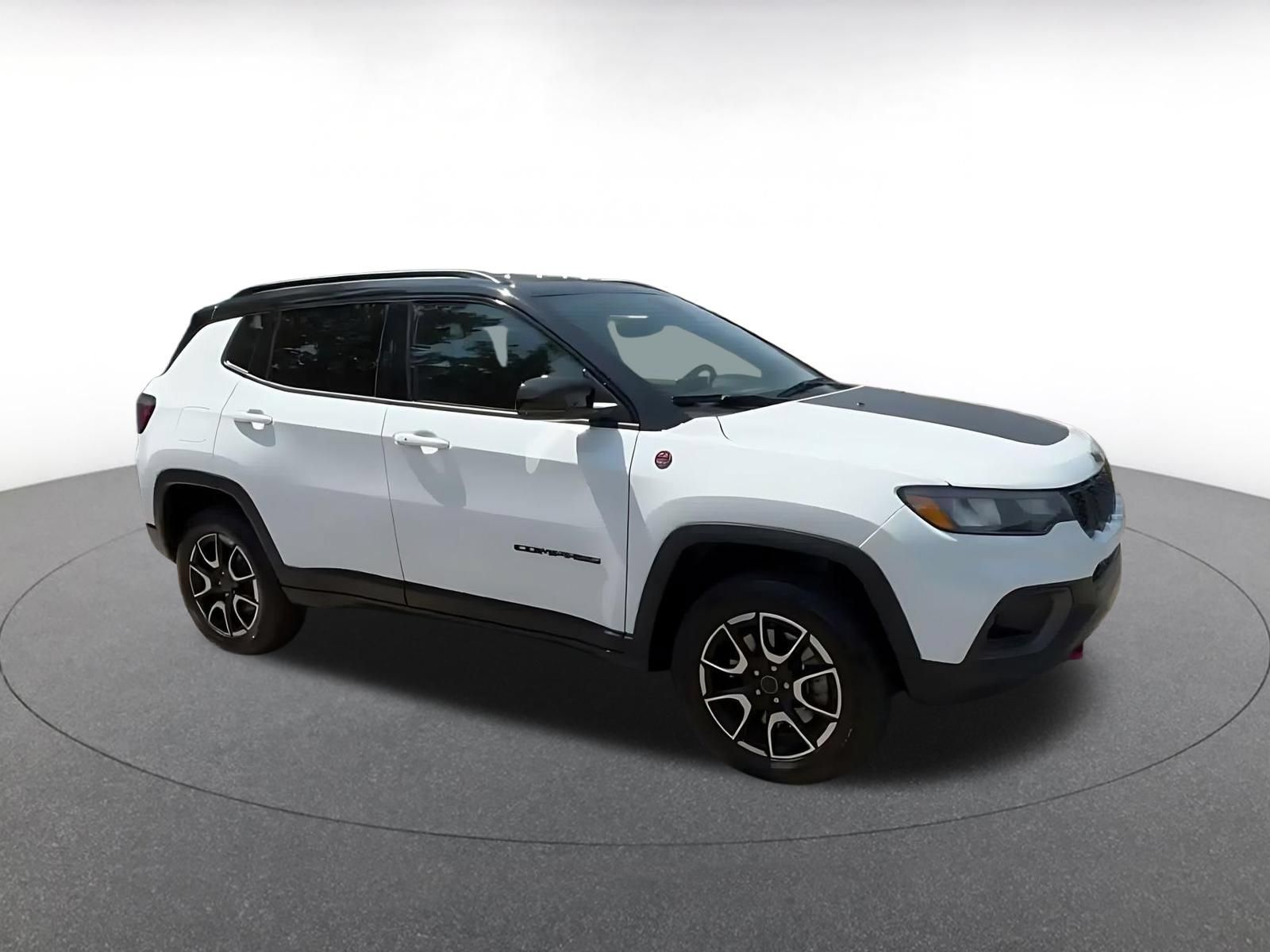 Used 2025 Jeep Compass Trailhawk AWD/4WD image 2