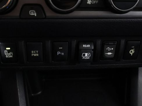 Used 2018 Toyota Tacoma TRD Sport AWD/4WD image 51