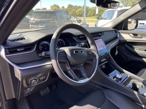 Used 2025 Jeep Grand Cherokee L Limited w/ Black Appearance Package image 9