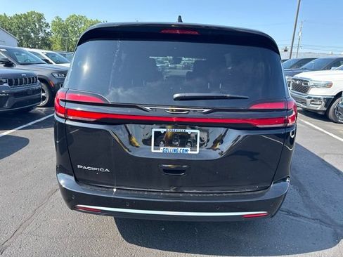 Used 2027 Chrysler Pacifica Select FWD image 5