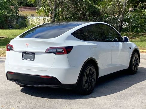 Used 2022 Tesla Model Y Long Range image 8
