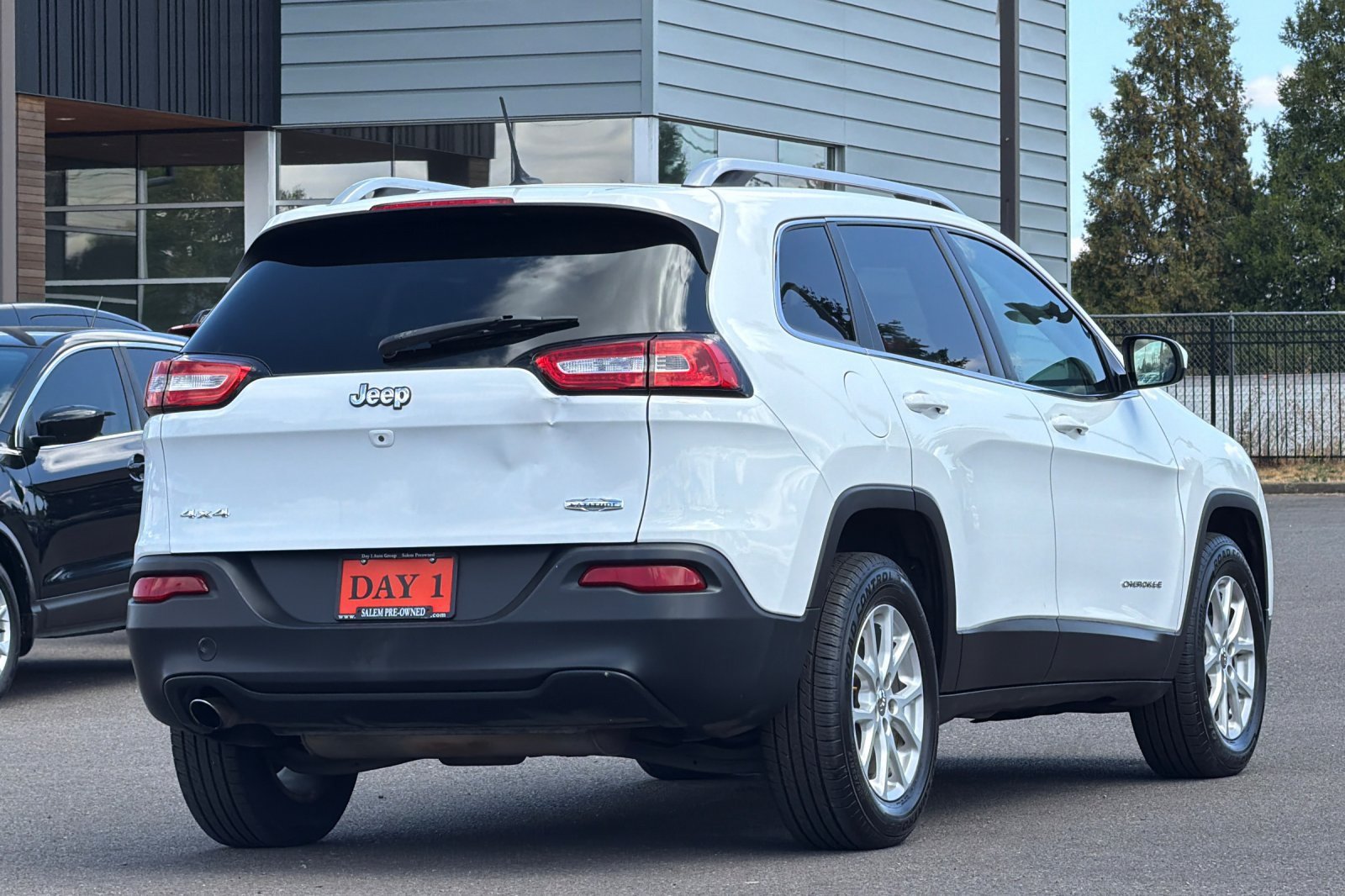 Used 2015 Jeep Cherokee Latitude AWD/4WD image 5
