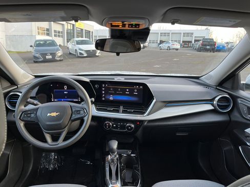 Used 2025 Chevrolet Trax LT image 31