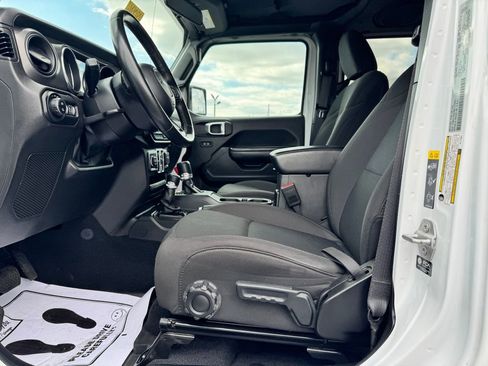 Used 2022 Jeep Gladiator Willys AWD/4WD image 16