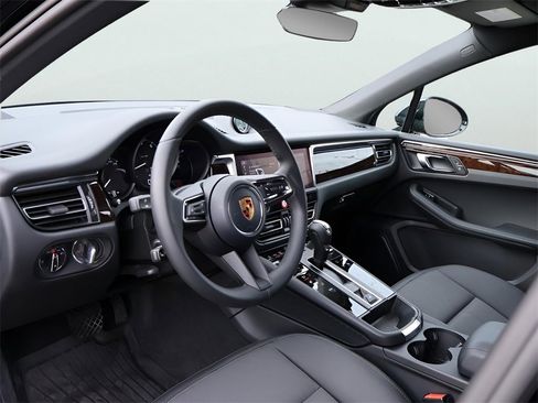 New 2026 Porsche Macan image 4