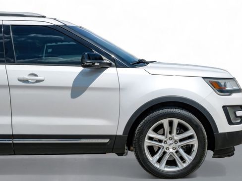 Used 2017 Ford Explorer XLT w/ Equipment Group 202A image 7