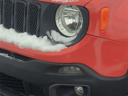 Used 2015 Jeep Renegade Latitude w/ Popular Equipment Group image 9